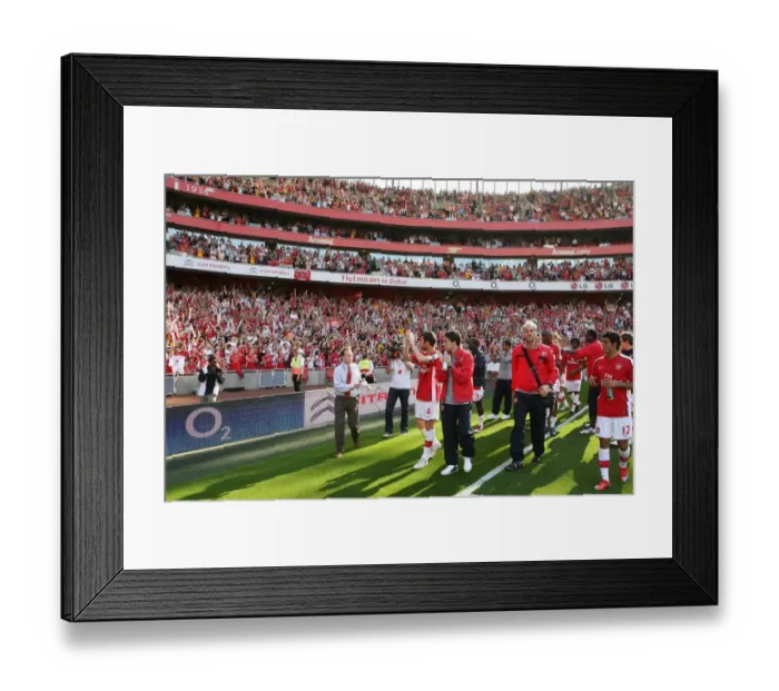 Framed Print : The Arsenal squad wave to the fans after the match