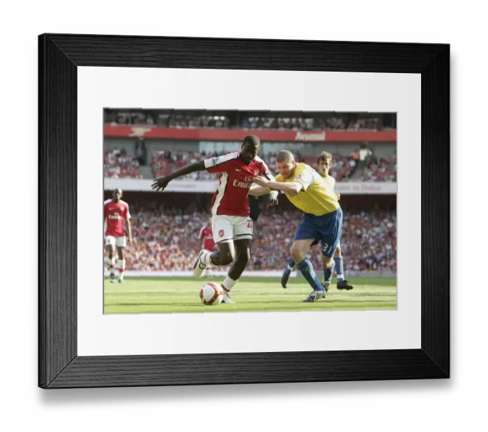 Framed Print : Emmanuel Eboue (Arsenal) Carl Dickinson (Stoke)