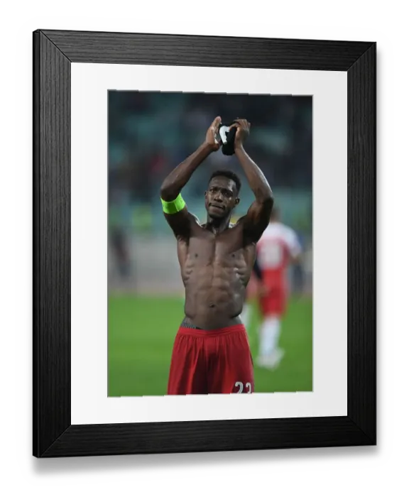 Framed Print : Danny Welbeck Celebrates with Arsenal Fans after UEFA Europa League Victory over Qarabag FK