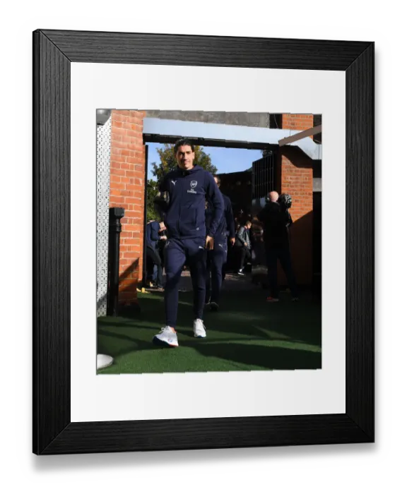 Framed Print : Hector Bellerin Arrives at Craven Cottage: Fulham vs Arsenal, Premier League 2018-19 Framed Print : Hector Bellerin Arrives at Craven Cottage: Fulham vs Arsenal, Premier League 2018-19