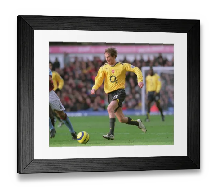 Framed Print : Alex Hleb (Arsenal). Aston Villa 0: 0 Arsenal. FA Premiership Framed Print : Alex Hleb (Arsenal). Aston Villa 0: 0 Arsenal. FA Premiership