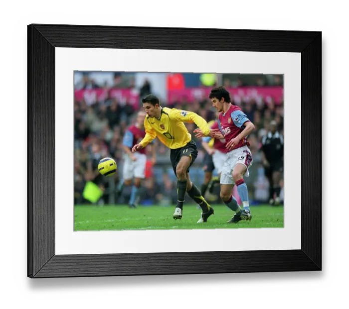 Framed Print : Robin van Persie (Arsenal) Liam Ridgewell (Villa). Aston Villa 0: 0 Arsenal