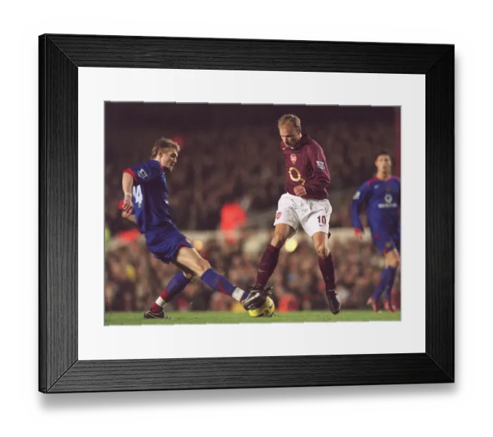 Framed Print : Dennis Bergkamp (Arsenal) Darren Fletcher (Man Utd)