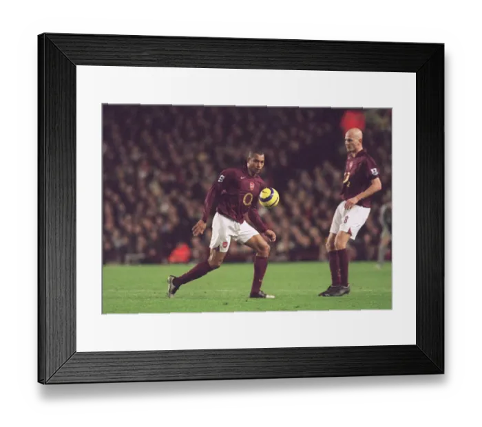 Framed Print : Gilberto (Arsenal) run out onto the pitch. Arsenal 0: 0 Manchester United Framed Print : Gilberto (Arsenal) run out onto the pitch. Arsenal 0: 0 Manchester United