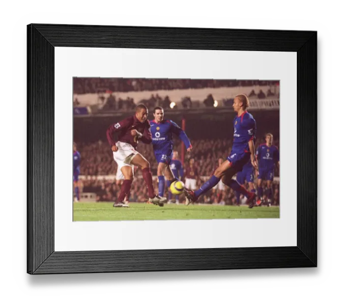 Framed Print : Gilberto (Arsenal) Wes Brown (Man Utd). Arsenal 0: 0 Manchester United