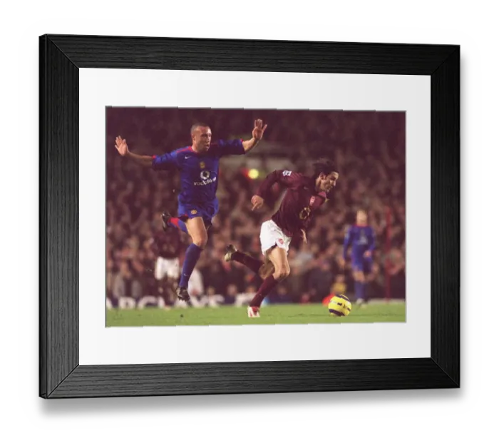 Framed Print : Robert Pires (Arsenal) Mikael Silvestre (Man Utd) Framed Print : Robert Pires (Arsenal) Mikael Silvestre (Man Utd)