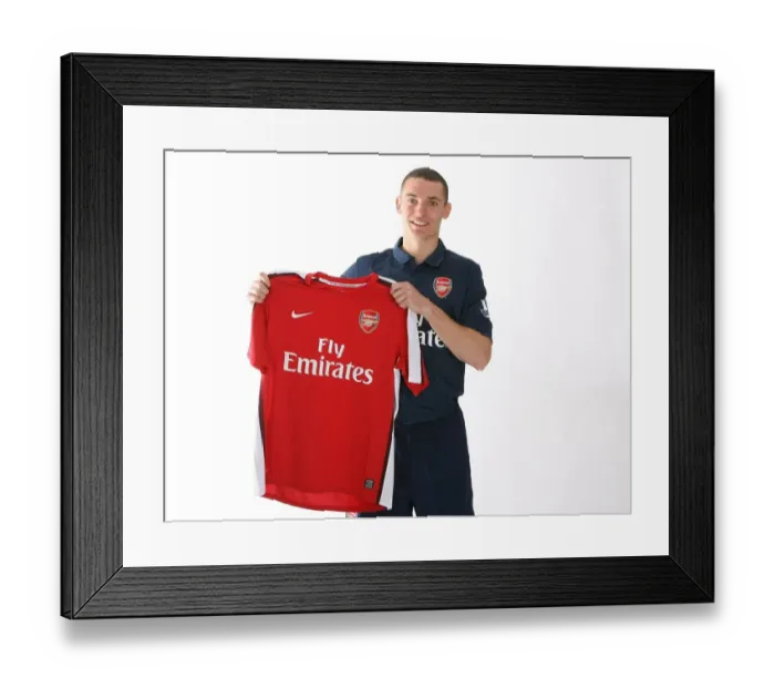 Framed Print : New Arsenal Signing Thomas Vermaelen at Emirates Stadium, June 2009