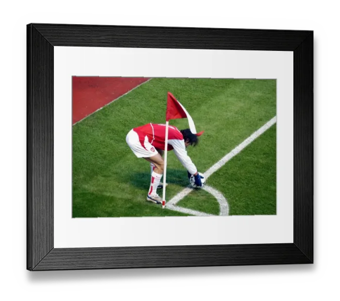 Framed Print : Robert Pires places the ball for an Arsenal corner. Arsenal v Blackburn Rovers Framed Print : Robert Pires places the ball for an Arsenal corner. Arsenal v Blackburn Rovers