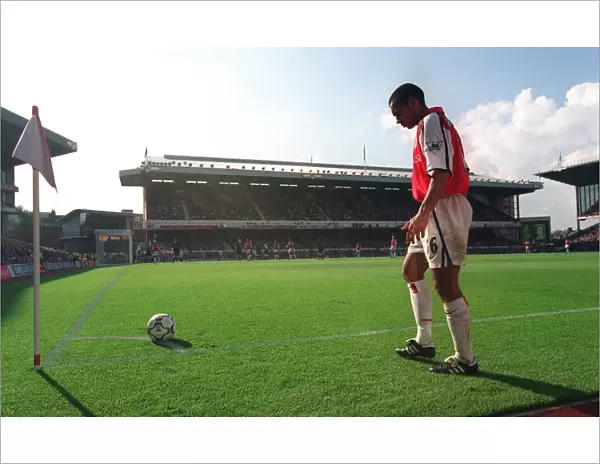 Giovanni van Bronckhorst (Arsenal) prepares to take a corner
