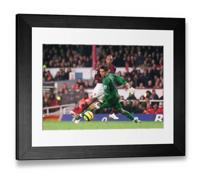 Framed Print : Thierry Henry scores his 2nd goal Arsenals 3rd past Brad Jones (Middlesbrough)