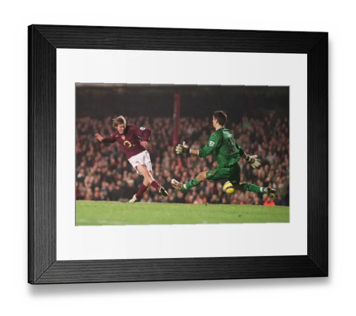 Framed Print : Alex Hleb scores Arsenals 7th goal past Bard Jones (Middlesbrough)