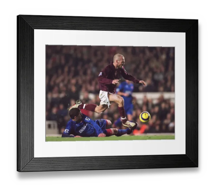 Framed Print : Freddie Ljungberg (Arsenal) Stuart Parnaby (Middlesbrough)