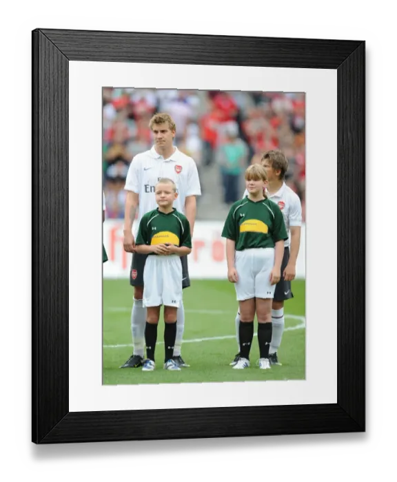 Framed Print : Arsenal at Hannover 96: 2009-10 Season Match