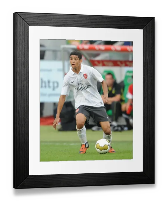 Framed Print : Hannover 96 vs Arsenal: 2009-10 Season Clash