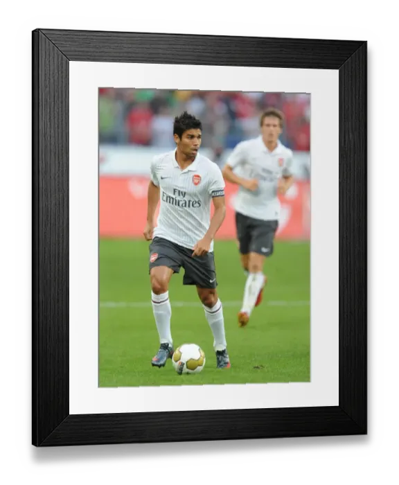 Framed Print : Arsenal at Hannover 96: 2009-10 Season Match Framed Print : Arsenal at Hannover 96: 2009-10 Season Match
