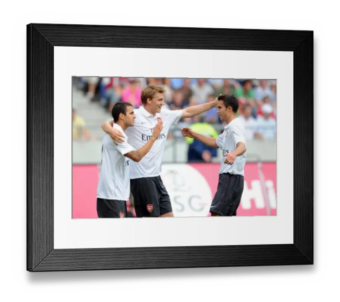 Framed Print : Arsenal vs. Hannover 96: 2009-10 Season Match Framed Print : Arsenal vs. Hannover 96: 2009-10 Season Match
