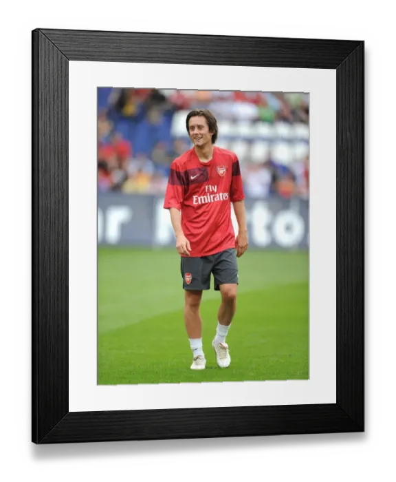 Framed Print : Arsenal at Hannover 96: 2009-10 Season Match Framed Print : Arsenal at Hannover 96: 2009-10 Season Match