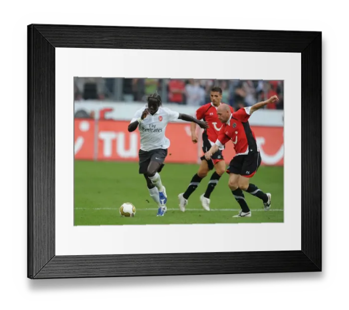 Framed Print : Arsenal at Hannover 96: 2009-10 Season Match Framed Print : Arsenal at Hannover 96: 2009-10 Season Match