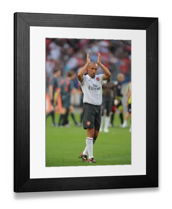 Framed Print : Arsenal at Hannover 96: 2009-10 Season Match Framed Print : Arsenal at Hannover 96: 2009-10 Season Match