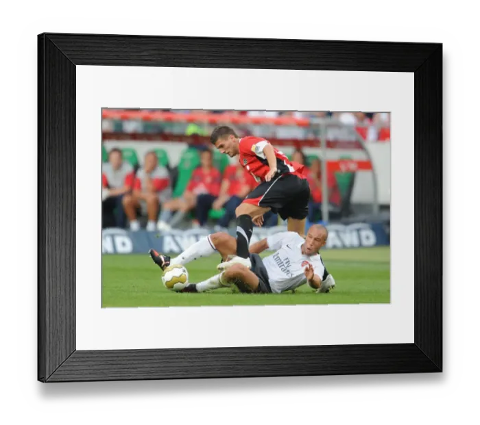 Framed Print : Arsenal vs. Hannover 96: 2009-10 Season Match Framed Print : Arsenal vs. Hannover 96: 2009-10 Season Match