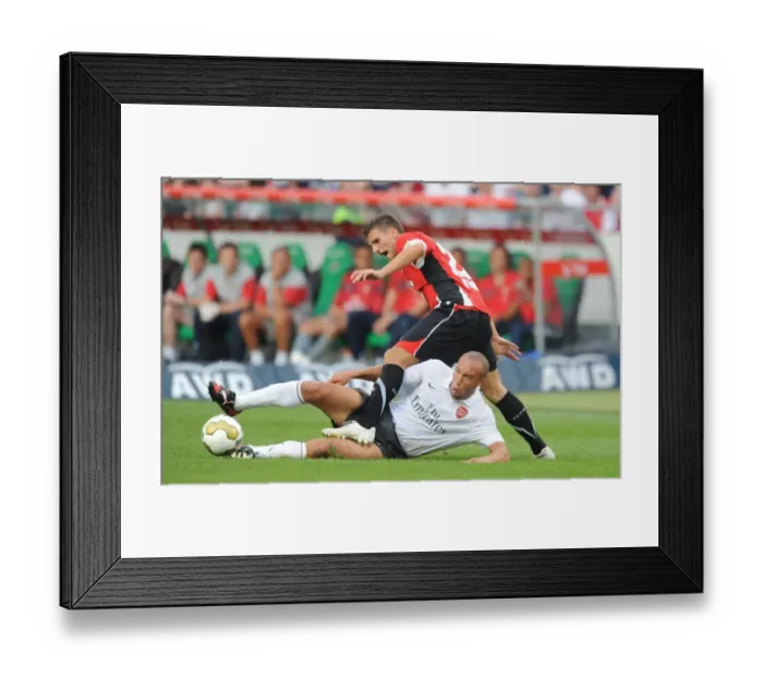 Framed Print : Arsenal at Hannover 96: 2009-10 Season Match
