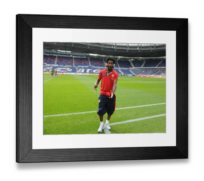 Framed Print : Arsenal vs Hannover 96: 2009-10 Season Match Framed Print : Arsenal vs Hannover 96: 2009-10 Season Match