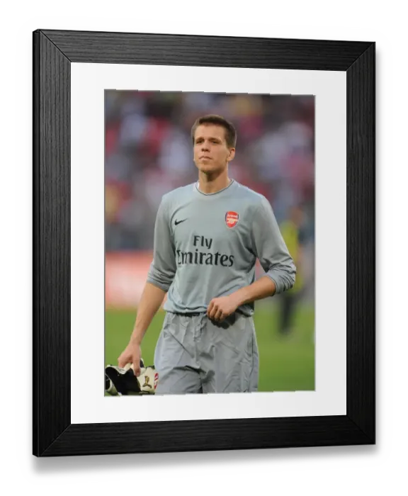Framed Print : Arsenal vs. Hannover 96: 2009-10 Season Match Framed Print : Arsenal vs. Hannover 96: 2009-10 Season Match