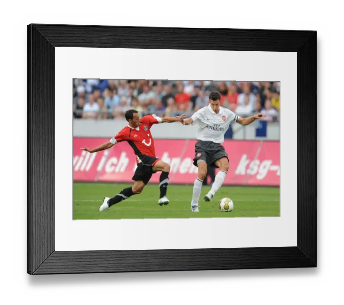 Framed Print : Arsenal vs. Hannover 96: 2009-10 Season Match Framed Print : Arsenal vs. Hannover 96: 2009-10 Season Match