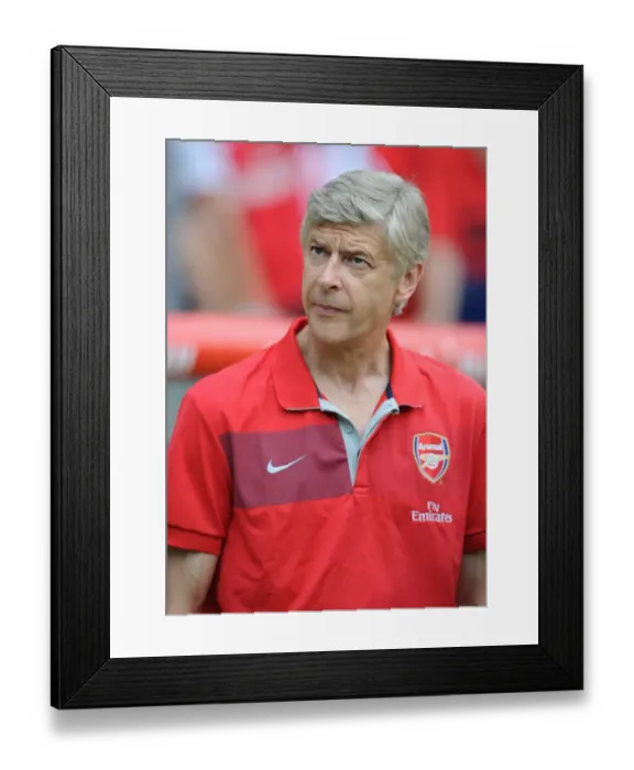 Framed Print : Arsenal vs. Hannover 96: 2009-10 Season Match Framed Print : Arsenal vs. Hannover 96: 2009-10 Season Match