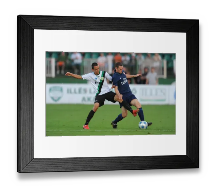 Framed Print : Thomas Vermaelen (Arsenal) Roland Ugrai (Szombathelyi) Framed Print : Thomas Vermaelen (Arsenal) Roland Ugrai (Szombathelyi)