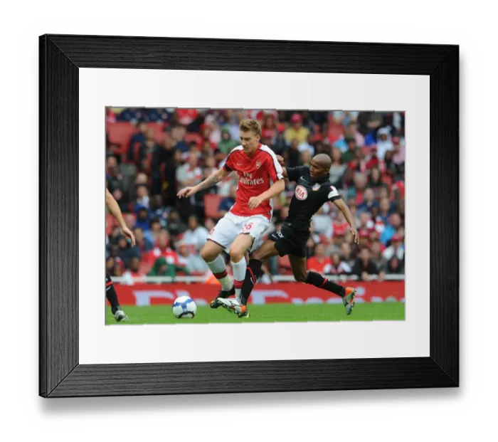 Framed Print : Nicklas Bendtner (Arsenal) Paolo Assuncao (Athletico Madrid)