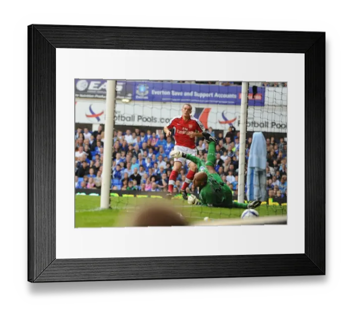 Framed Print : Thomas Vermaelen heads past Everton goalkeeper Tim
