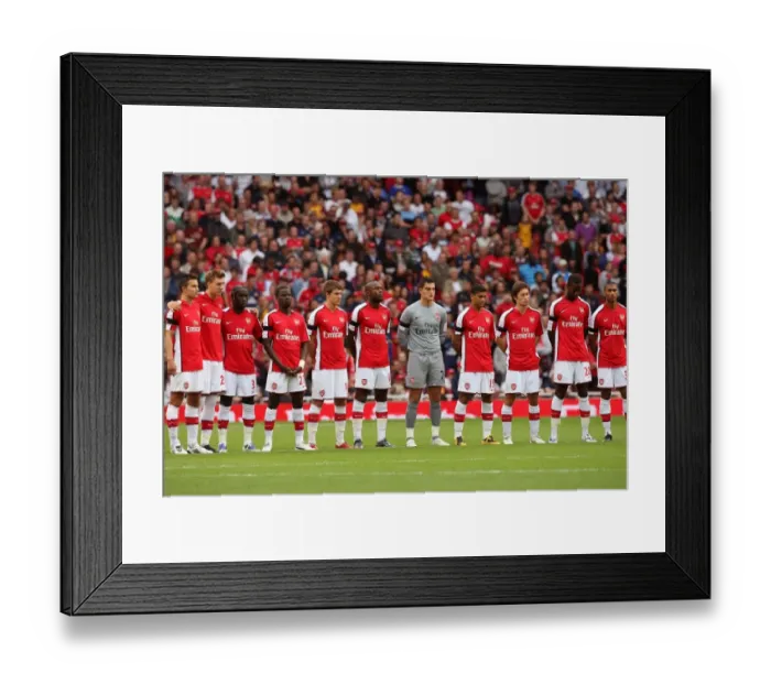 Framed Print : The Arsenal players line up for a minutes applause Framed Print : The Arsenal players line up for a minutes applause