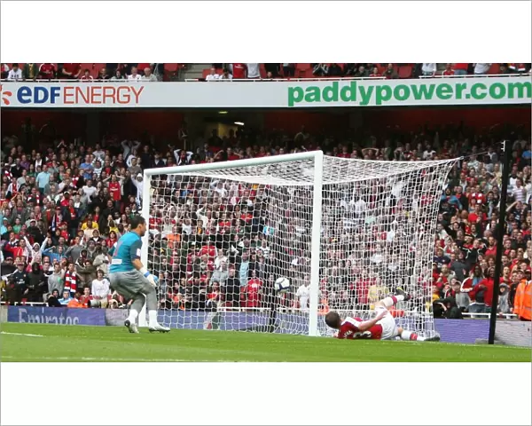 Andrey Arshavin scores his and Arsenals 2nd goal