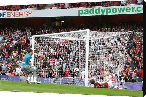 Andrey Arshavin scores his and Arsenals 2nd goal
