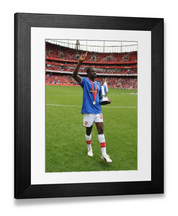 Framed Print : Emmanuel Eboue (Arsenal) with the Emirates Cup Trophy