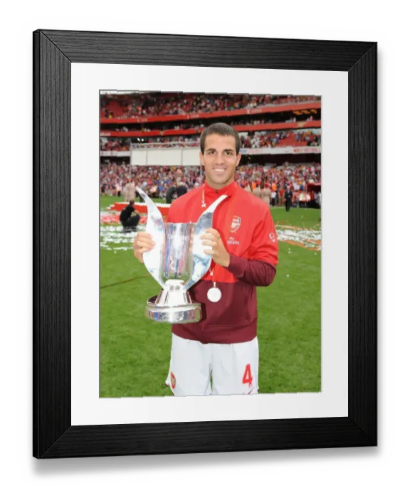 Framed Print : Cesc Fabregas (Arsenal) with the Emirates Cup Trophy Framed Print : Cesc Fabregas (Arsenal) with the Emirates Cup Trophy