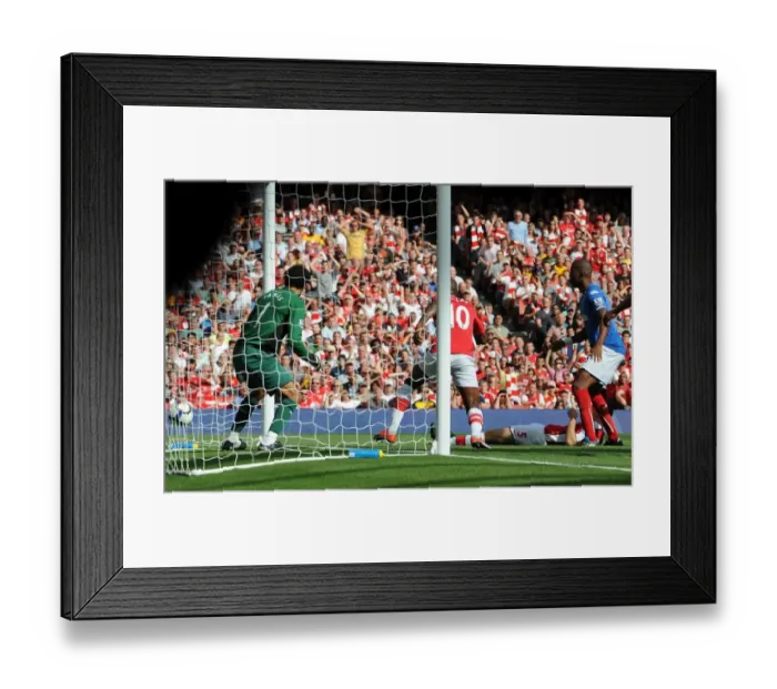 Framed Print : William Gallas heads past Portsmouth goalkeeper David Framed Print : William Gallas heads past Portsmouth goalkeeper David