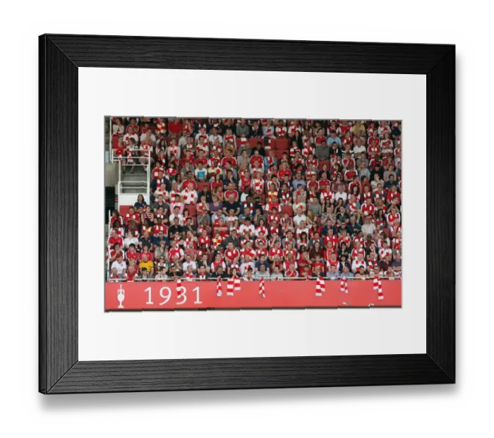 Framed Print : Arsenal Fans Triumph: 4-1 Over Portsmouth in the Barclays Premier League at Emirates Stadium