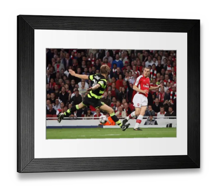 Framed Print : Thomas Vermaelen (Arsenal) Glenn Loovens (Celtic) Framed Print : Thomas Vermaelen (Arsenal) Glenn Loovens (Celtic)