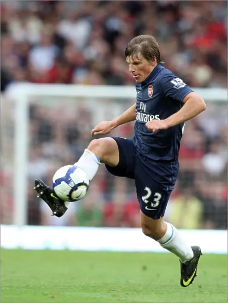 Arshavin's Battle at Old Trafford: Manchester United 2-1 Arsenal in the Premier League