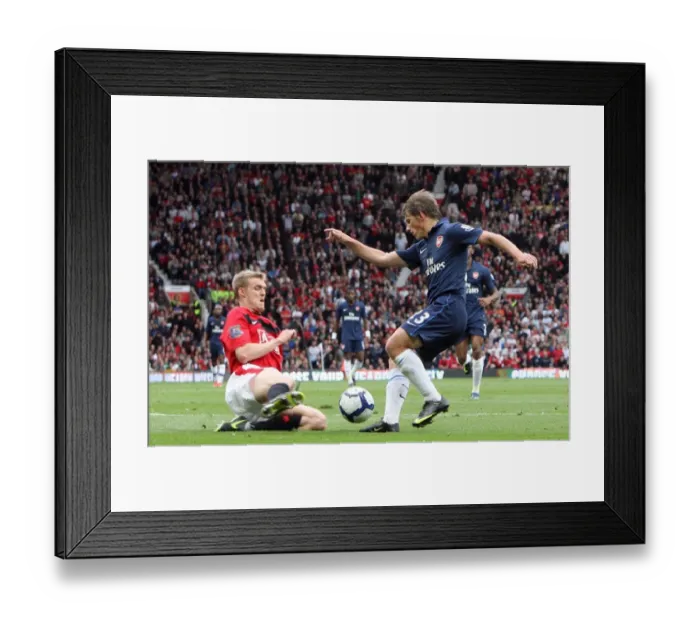 Framed Print : Andrey Arshavin (Arsenal) Darren Fletcher (Man Utd) Framed Print : Andrey Arshavin (Arsenal) Darren Fletcher (Man Utd)