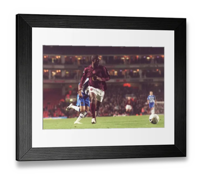 Framed Print : Kerrea Gilbert (Arsenal) looks up before crossing the ball for Thierry Henrys winner Framed Print : Kerrea Gilbert (Arsenal) looks up before crossing the ball for Thierry Henrys winner