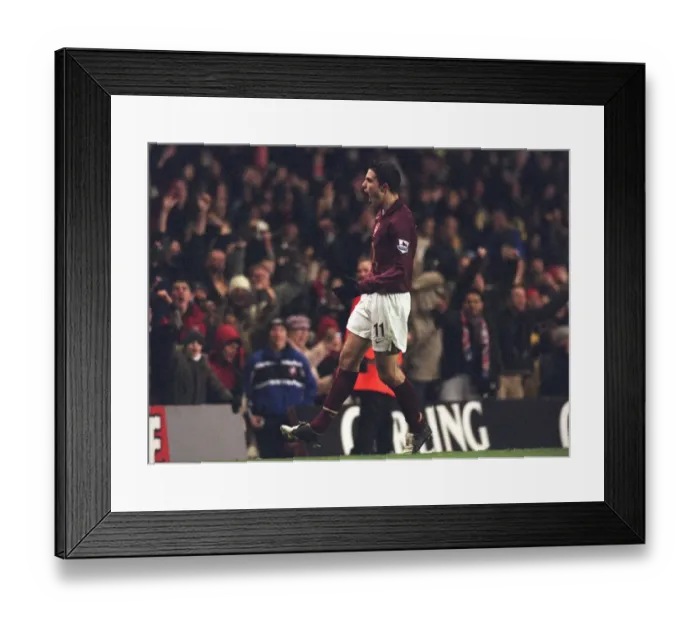 Framed Print : Robin van Persie celebartes scoring Arsenals 2nd goal Framed Print : Robin van Persie celebartes scoring Arsenals 2nd goal