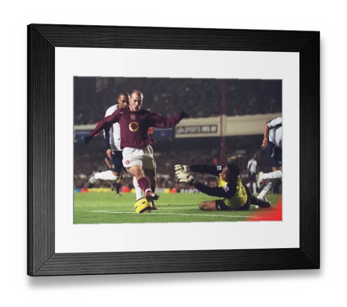 Framed Print : Freddie Ljungberg (Arsenal) Shaka Hislop (West Ham)