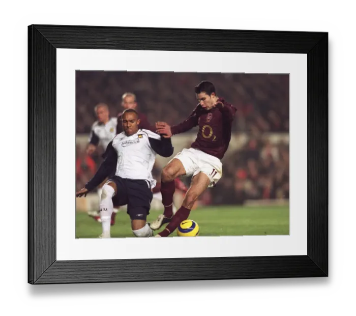 Framed Print : Robin van Persie (Arsenal) Danny Gabbidon (West Ham) Framed Print : Robin van Persie (Arsenal) Danny Gabbidon (West Ham)