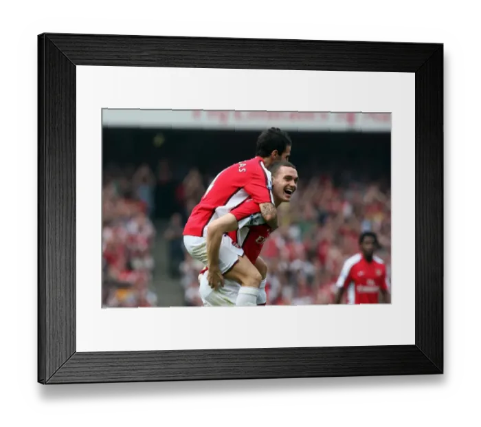 Framed Print : Thomas Vermaelen celebrates scoring his and Arsenals 2nd goal