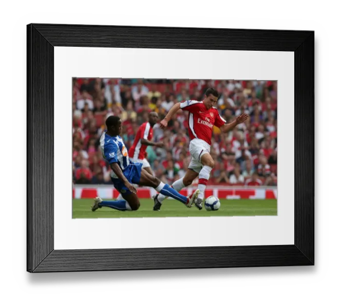 Framed Print : Robin van Persie (Arsenal) Mohamed Diame (Wigan) Framed Print : Robin van Persie (Arsenal) Mohamed Diame (Wigan)
