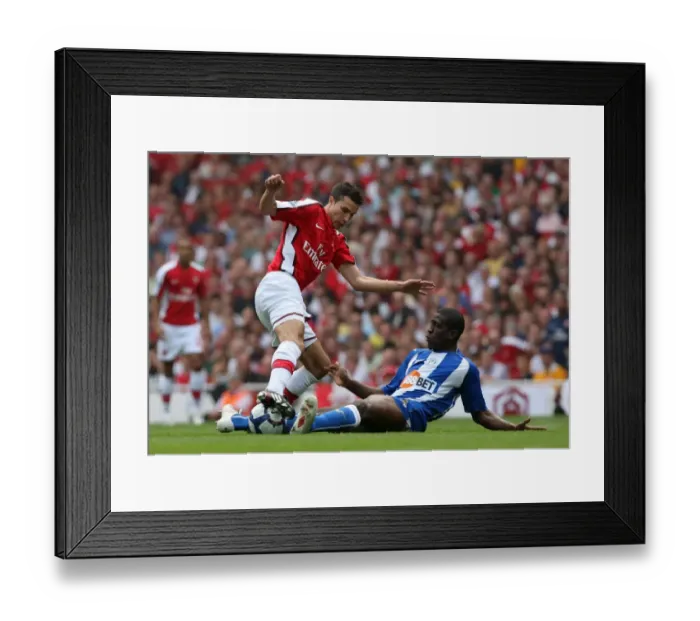 Framed Print : Robin van Persie (Arsenal) Hendry Thomas (Wigan) Framed Print : Robin van Persie (Arsenal) Hendry Thomas (Wigan)