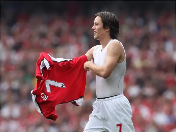Resilient Rosicky: Replacing Ripped Shirt in Arsenal's 4:0 Victory